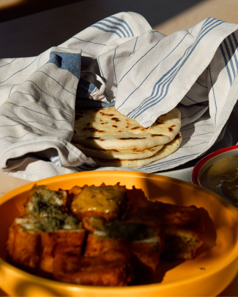 Frittierte indische Brotsandwiches mit würziger Kartoffel-Paneer-Füllung, serviert mit Naanbrot und Chutney – authentisches Streetfood mit Korma Paste