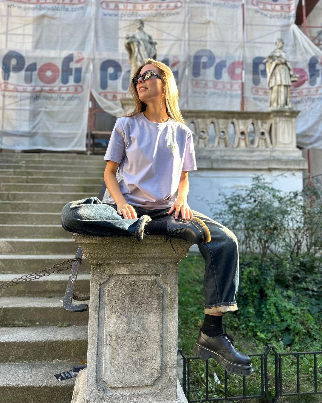 Lässiges Karma Food Shirt in Lila mit dezentem Logo – fair produziert & urban gestylt